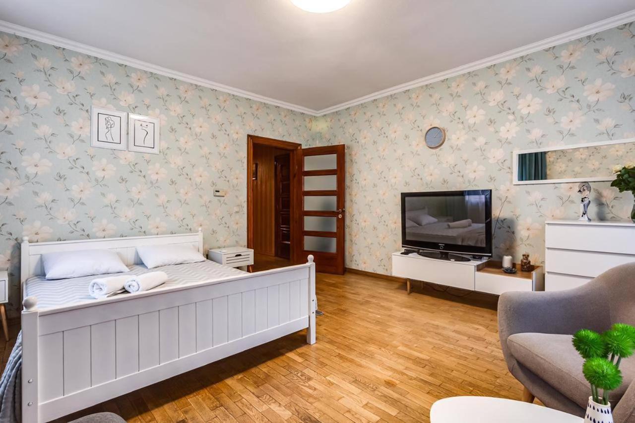 Apartamenty On Knyazya Romana Λβιβ Εξωτερικό φωτογραφία