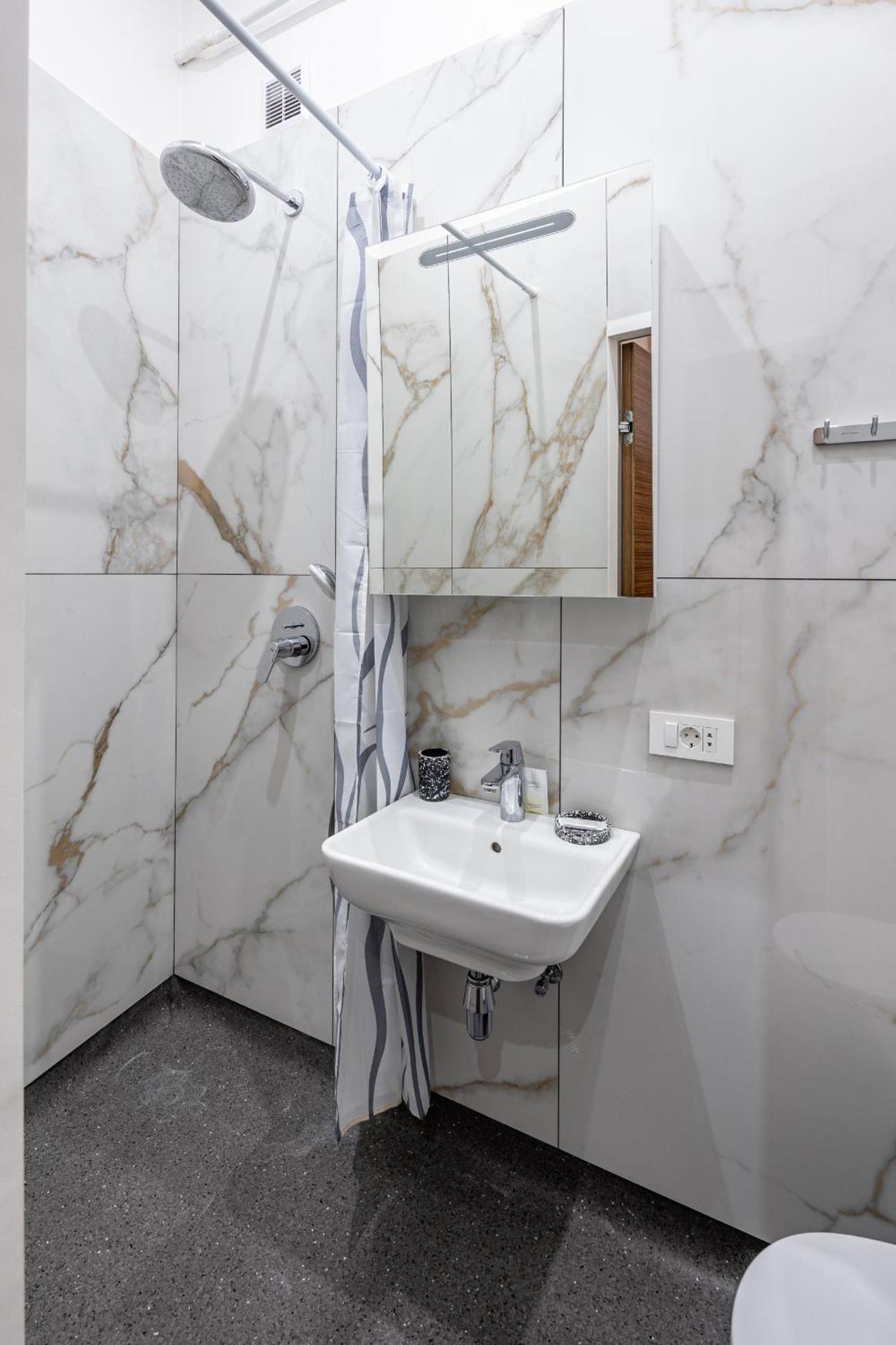 Apartamenty On Knyazya Romana Λβιβ Εξωτερικό φωτογραφία