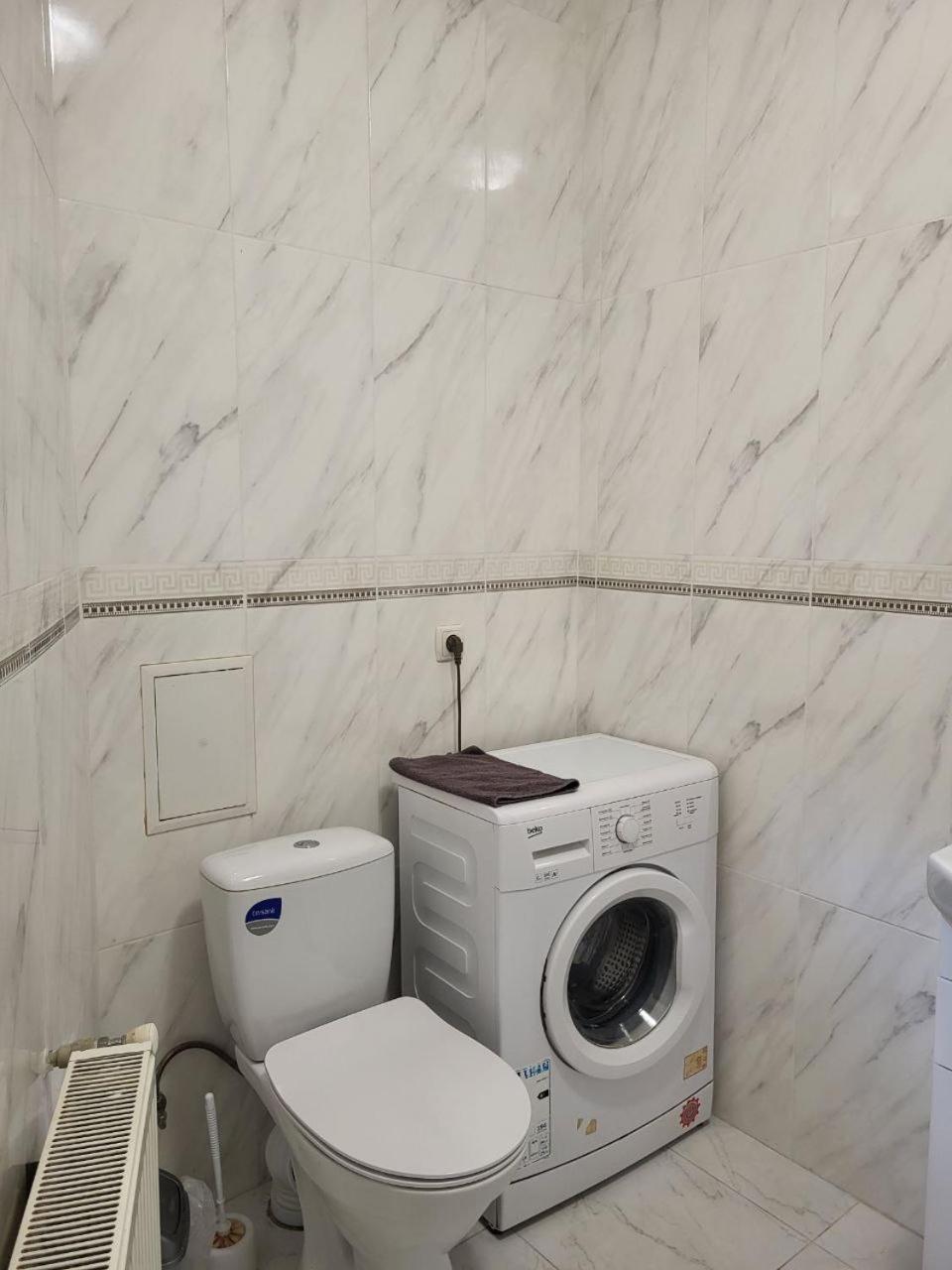 Apartamenty On Knyazya Romana Λβιβ Εξωτερικό φωτογραφία